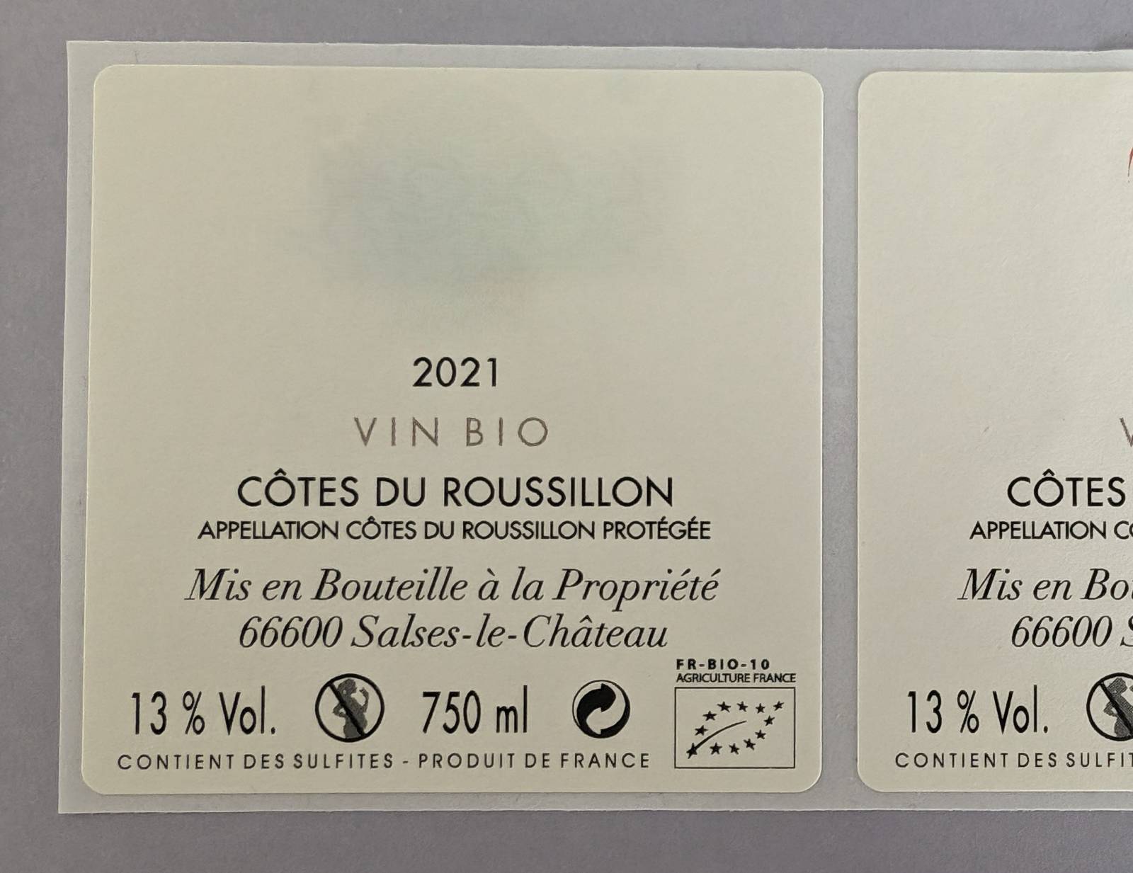 Sublimez vos bouteilles avec nos étiquettes personnalisées pour le vin, comme à Salses-le-Château dans le Languedoc-Roussillon