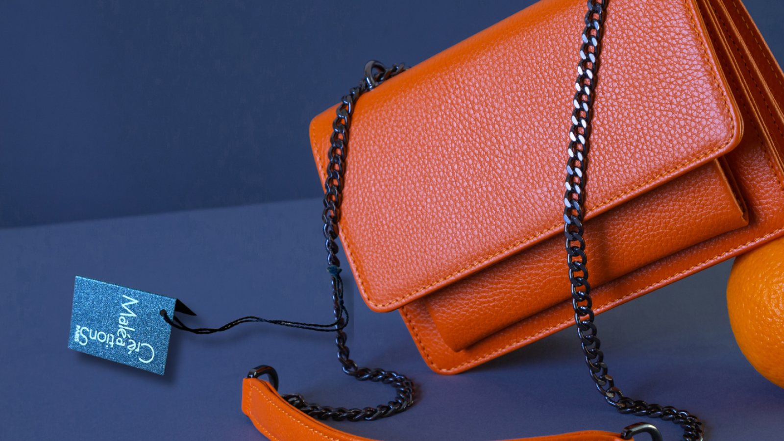 Etiquette à fil pour maroquinerie, à Roissy, près de Paris