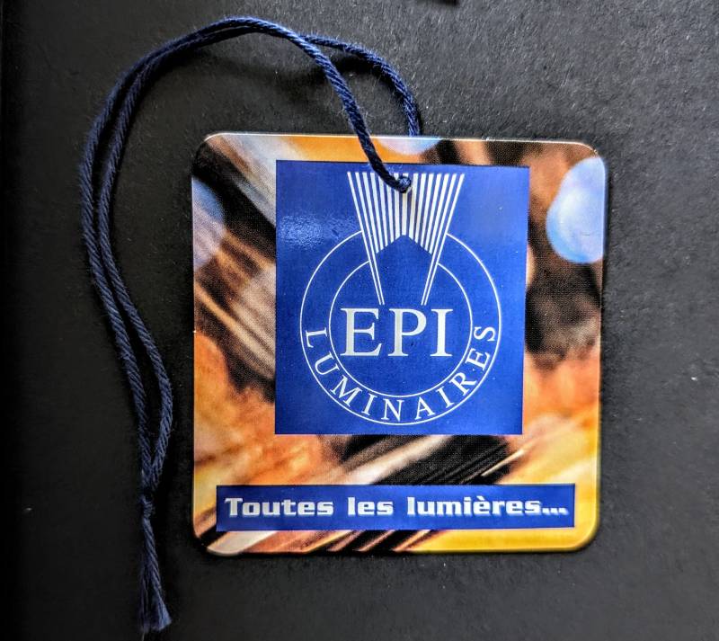 Une étiquette à fil pour mettre en valeur les luminaires à Paris