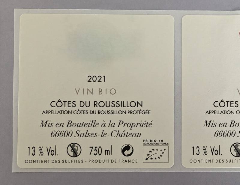 Sublimez vos bouteilles avec nos étiquettes personnalisées pour le vin, comme à Salses-le-Château dans le Languedoc-Roussillon