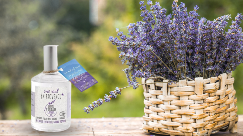 Création d'étiquettes à fil pour orner les flacons d'huiles essentielles de lavande à Chantilly, dans l'Oise, proche de Paris