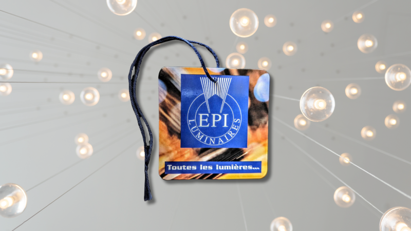 Une étiquette à fil pour mettre en valeur les luminaires à Paris